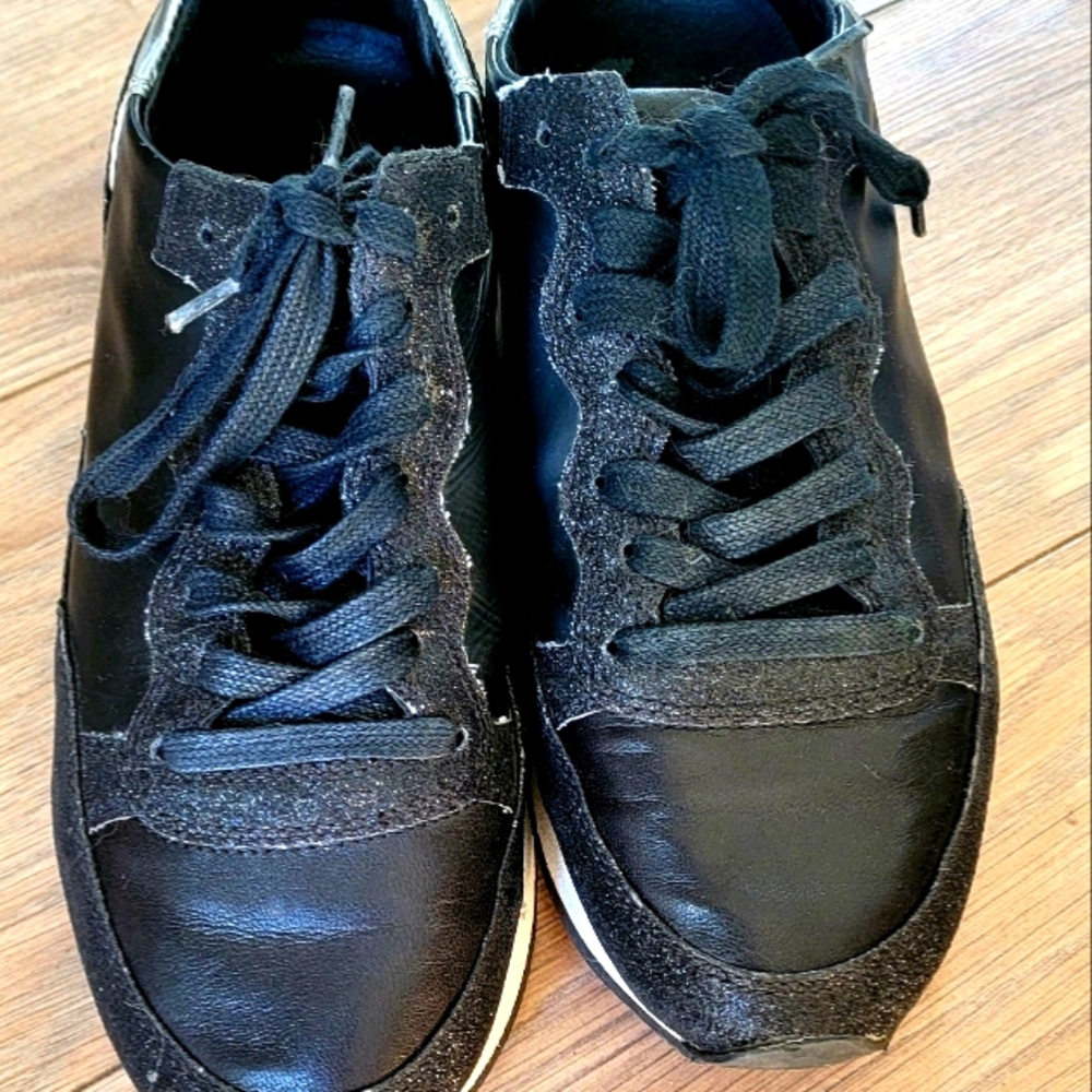 Tennis shoes